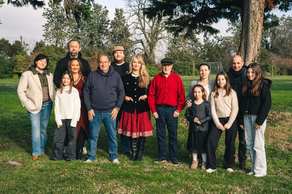 Famille en séance photo avec tenues coordonnées dans un cadre naturel